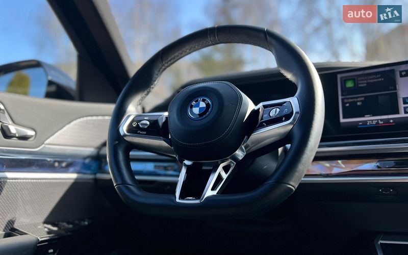 Седан BMW i7 2023 в Львове