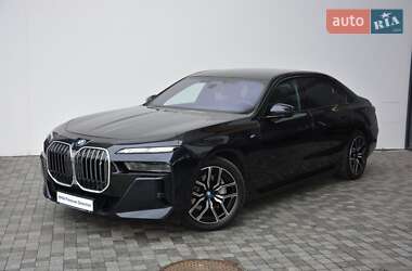 Седан BMW i7 2023 в Киеве