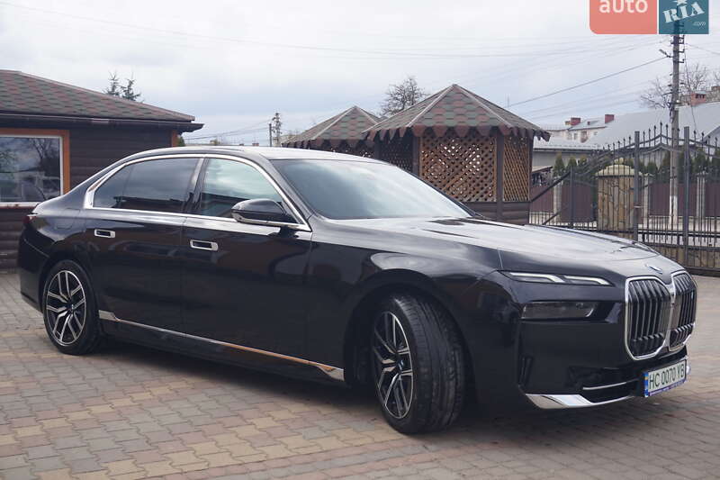 Седан BMW i7 2024 в Самборі