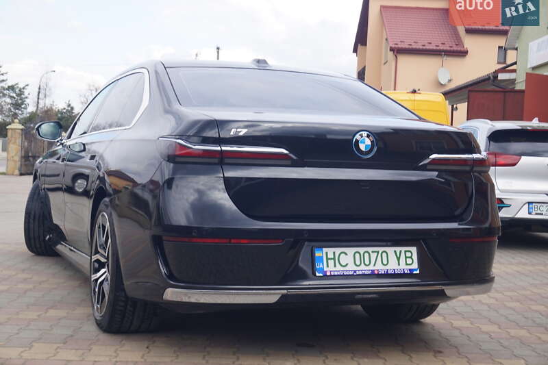 Седан BMW i7 2024 в Самборі