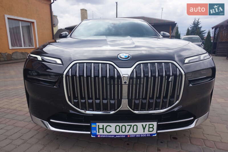 Седан BMW i7 2024 в Самборі