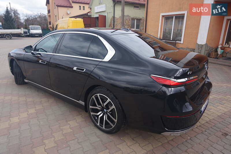 Седан BMW i7 2024 в Самборі