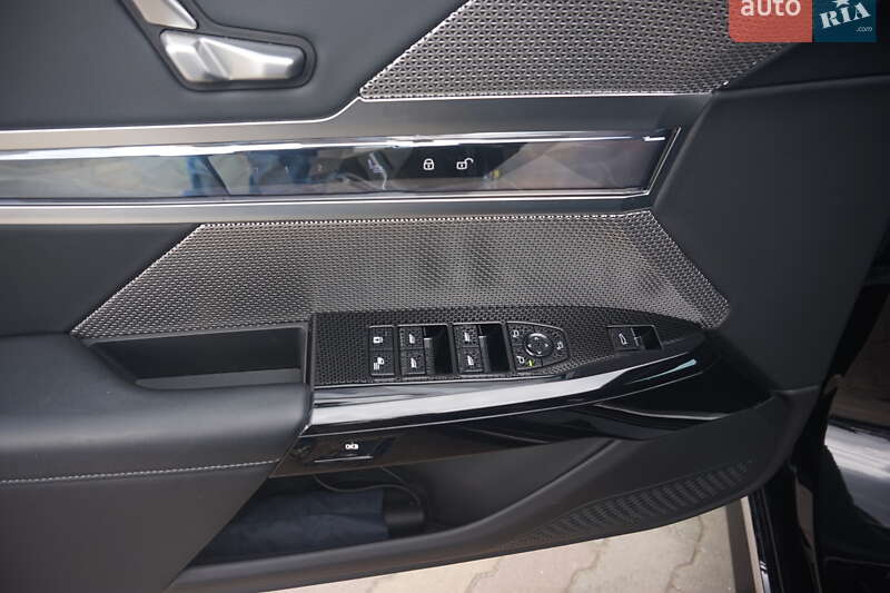 Седан BMW i7 2024 в Самборі