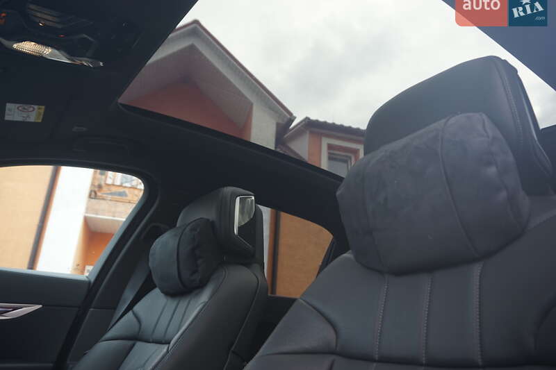 Седан BMW i7 2024 в Самборі