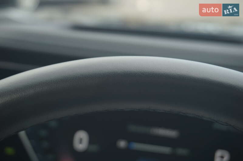 Седан BMW i7 2024 в Самборі