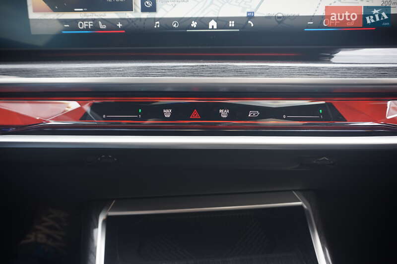 Седан BMW i7 2024 в Самборі