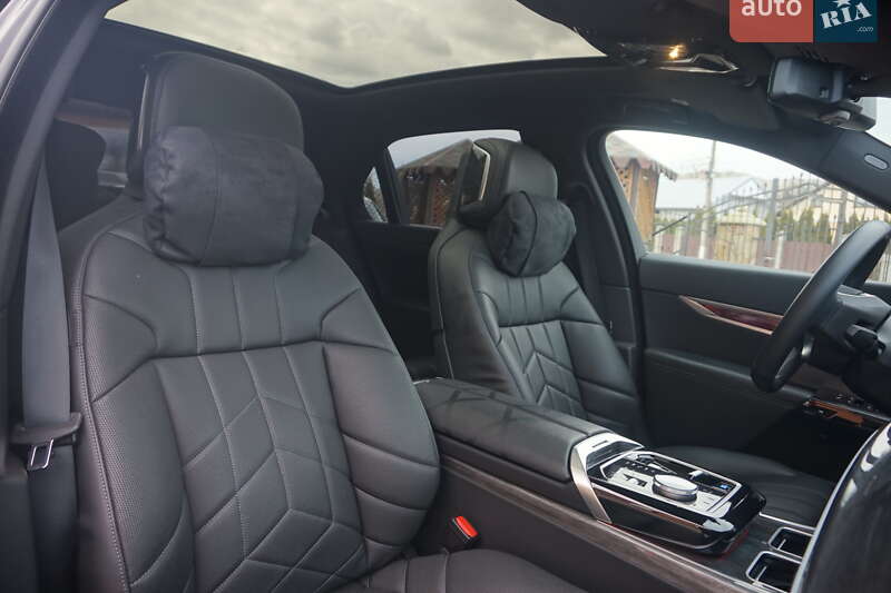 Седан BMW i7 2024 в Самборі