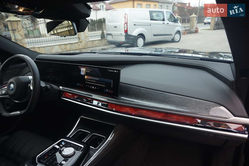Седан BMW i7 2024 в Самборі