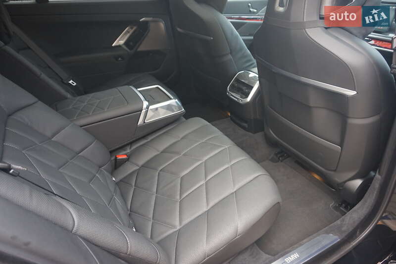 Седан BMW i7 2024 в Самборі