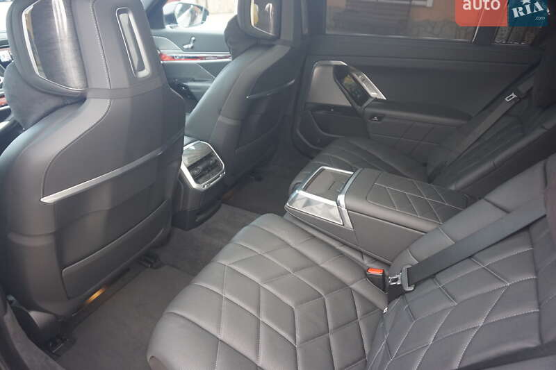 Седан BMW i7 2024 в Самборі