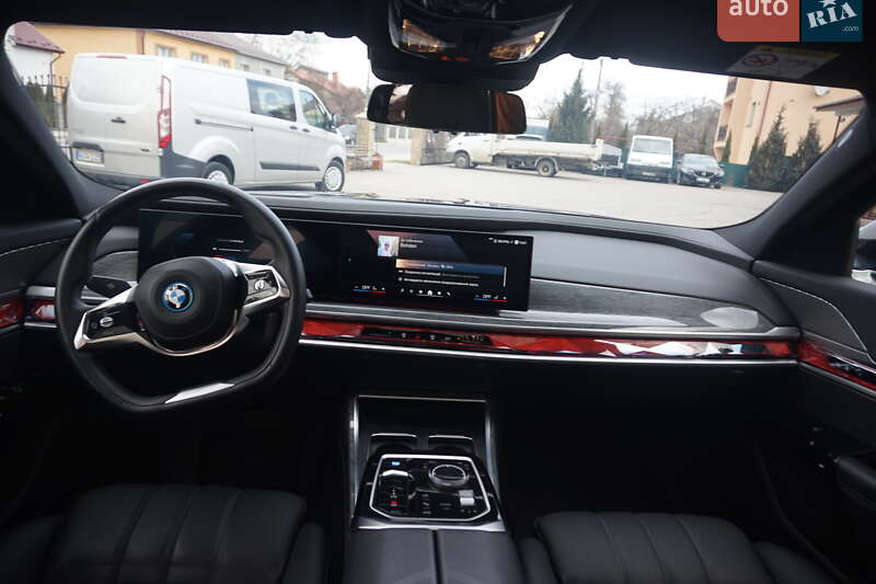 Седан BMW i7 2024 в Самборі
