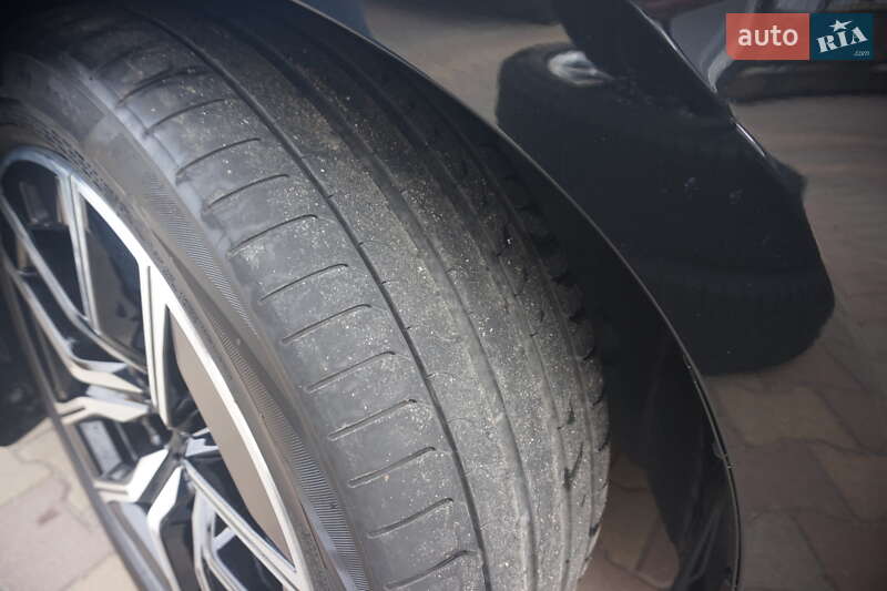 Седан BMW i7 2024 в Самборі