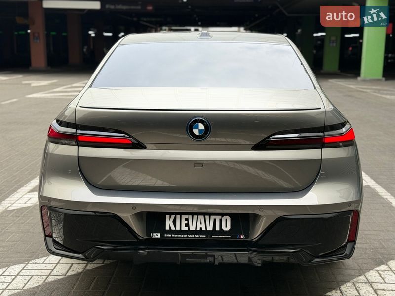 Седан BMW i7 2022 в Киеве