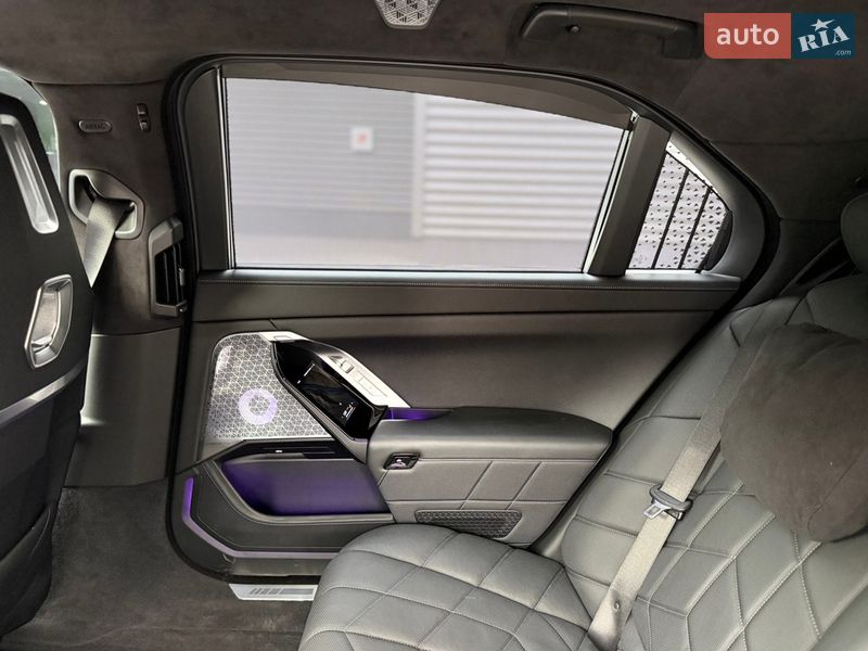 Седан BMW i7 2022 в Киеве