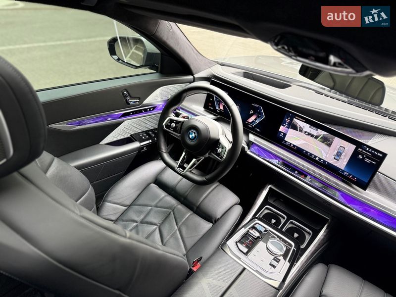 Седан BMW i7 2022 в Киеве