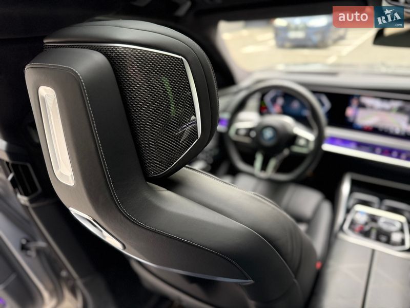 Седан BMW i7 2022 в Киеве