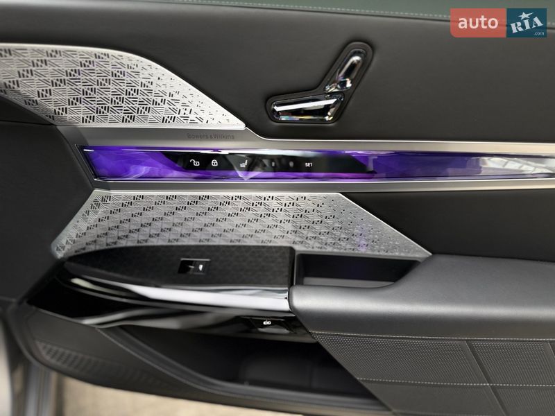 Седан BMW i7 2022 в Киеве