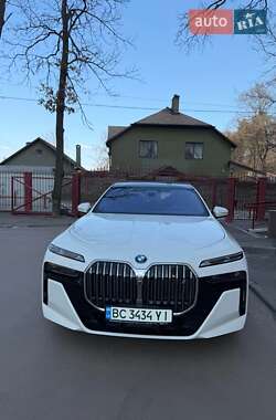 Седан BMW i7 2023 в Сокале