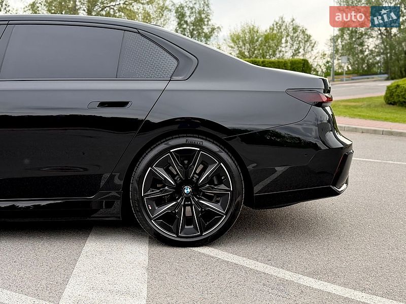 Седан BMW i7 2023 в Києві
