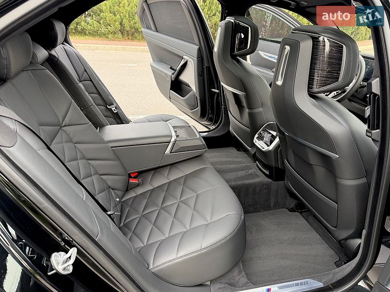 Седан BMW i7 2023 в Києві