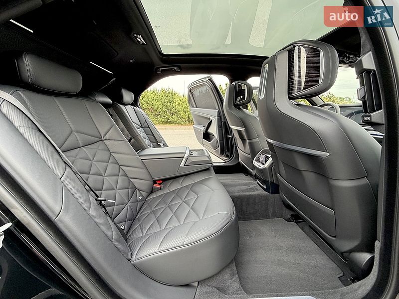 Седан BMW i7 2023 в Києві