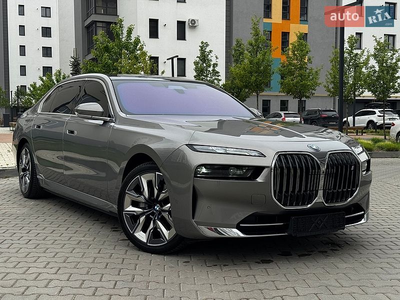 Седан BMW i7 2022 в Івано-Франківську