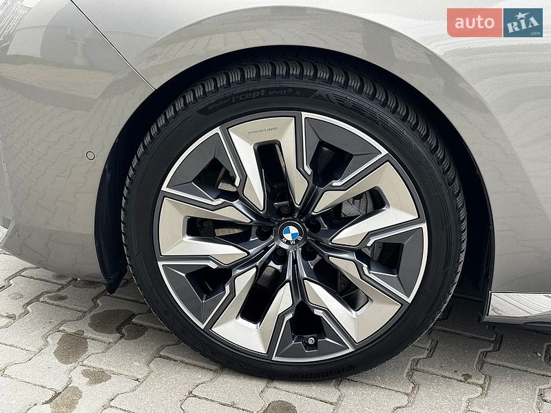 Седан BMW i7 2022 в Івано-Франківську