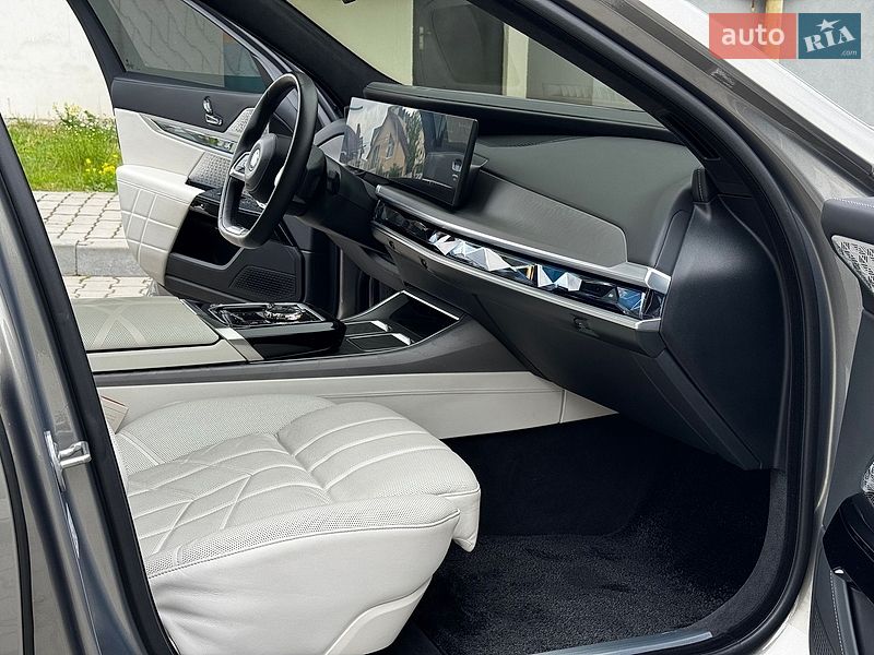Седан BMW i7 2022 в Івано-Франківську
