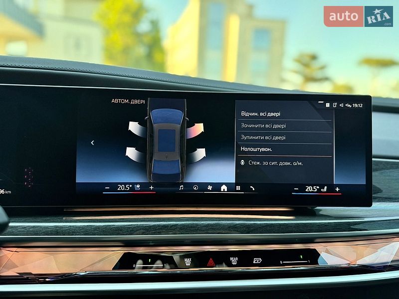 Седан BMW i7 2023 в Львове