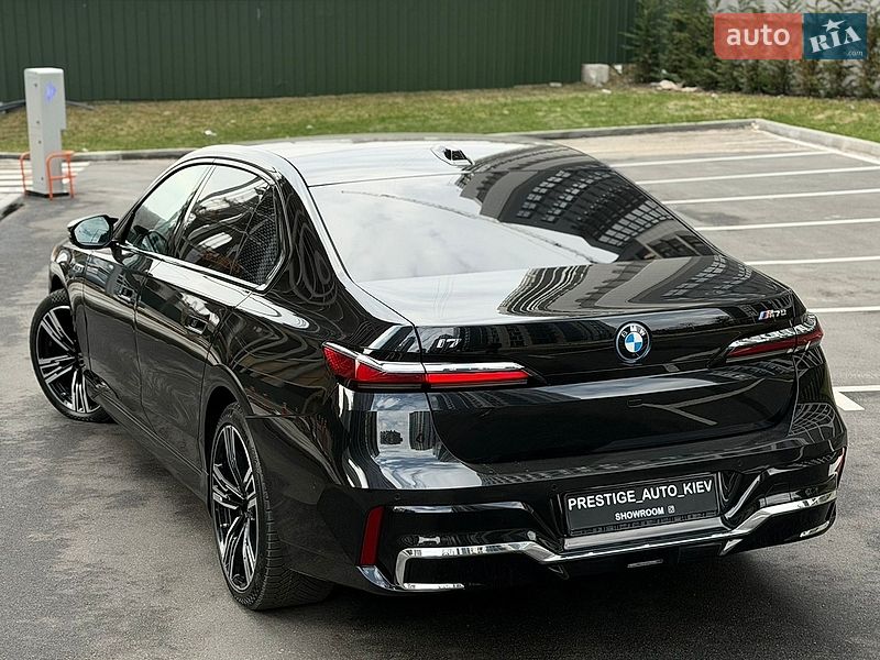 Седан BMW i7 2023 в Киеве