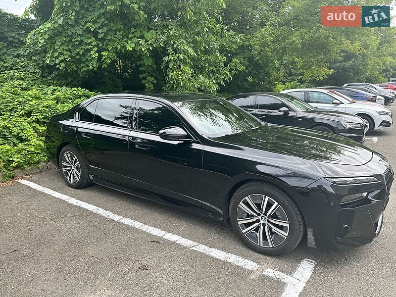 Седан BMW i7 2023 в Киеве