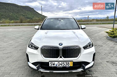 Позашляховик / Кросовер BMW iX1 2024 в 