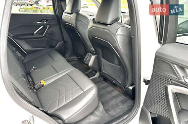 Позашляховик / Кросовер BMW iX1 2024 в 