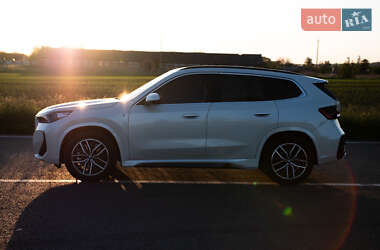 Позашляховик / Кросовер BMW iX1 2023 в 