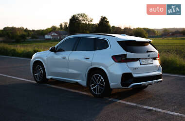 Позашляховик / Кросовер BMW iX1 2023 в 