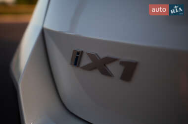 Позашляховик / Кросовер BMW iX1 2023 в 
