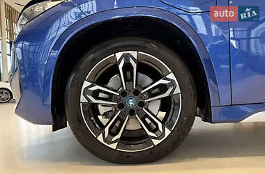 Позашляховик / Кросовер BMW iX1 2023 в 