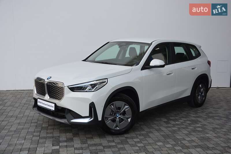 Позашляховик / Кросовер BMW iX1 2024 в 