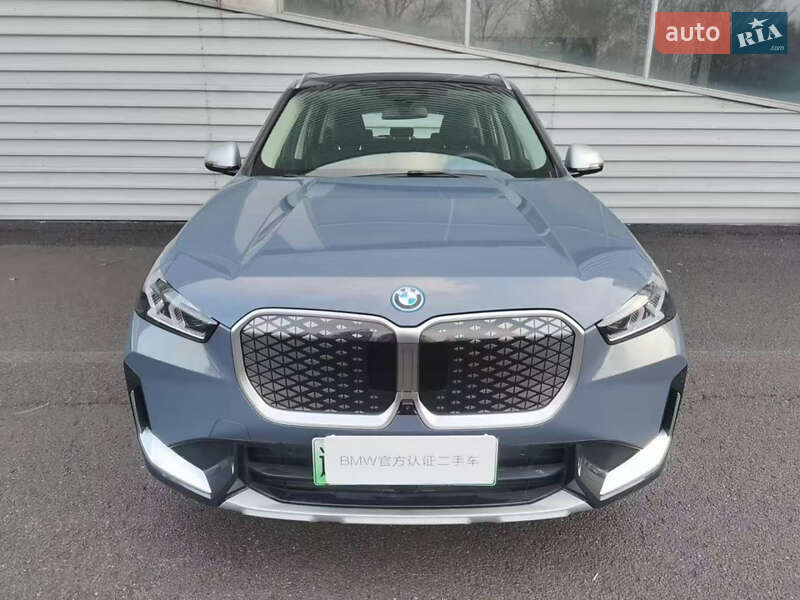 Позашляховик / Кросовер BMW iX1 2023 в 