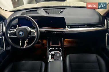 Позашляховик / Кросовер BMW iX1 2023 в 