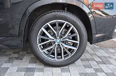 Позашляховик / Кросовер BMW iX1 2024 в 