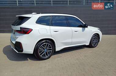 Позашляховик / Кросовер BMW iX1 2024 в 