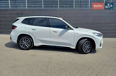Позашляховик / Кросовер BMW iX1 2024 в 