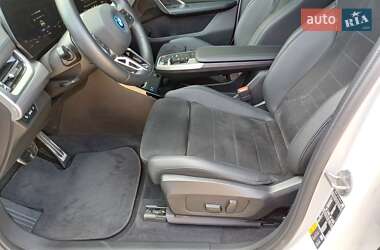 Позашляховик / Кросовер BMW iX1 2024 в 