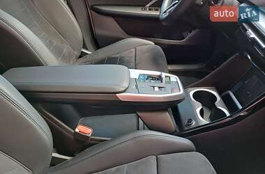 Позашляховик / Кросовер BMW iX1 2024 в 