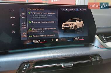 Позашляховик / Кросовер BMW iX1 2024 в 