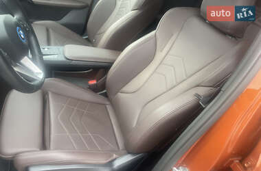 Позашляховик / Кросовер BMW iX1 2024 в 