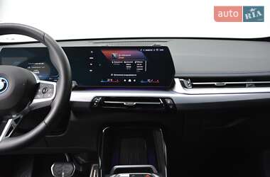 Позашляховик / Кросовер BMW iX1 2024 в 