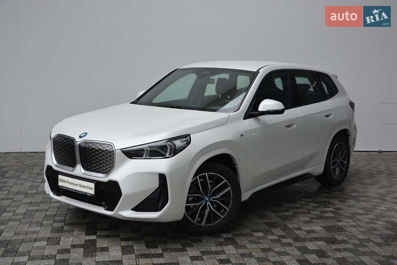 Позашляховик / Кросовер BMW iX1 2024 в 