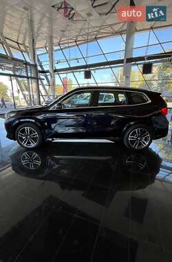 Позашляховик / Кросовер BMW iX1 2023 в 
